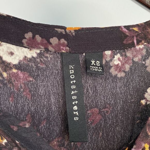 Knot Sisters Dress Women’s Size XS Long Sleeve Purple Floral Dress - Picture 2 of 10